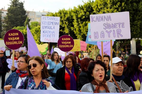 Kadınlar şiddete karşı yürüdü