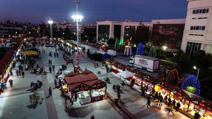 Öğrencilere burs için yeni yıl çarşısı