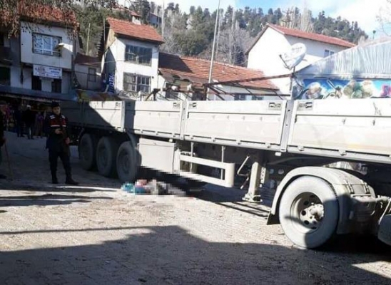 Anne ve babası için lokum dağıtırken TIR'ın çarpmasıyla öldü