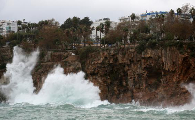 ANTALYA'DA DEV DALGALAR!