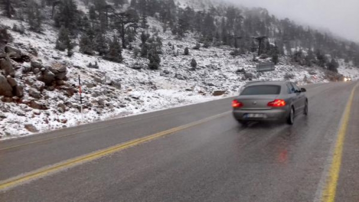 Antalya- Konya yolunda kar yağışı