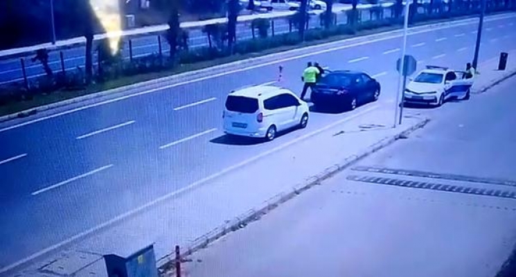 Direksiyon başında kalp krizi geçiren sürücüyü polis kurtardı