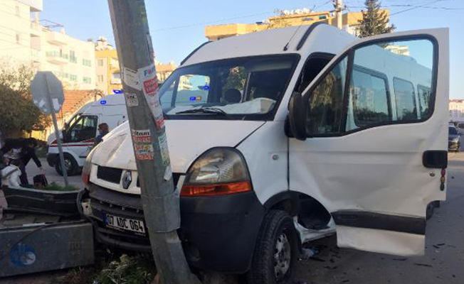 Engelli öğrencileri taşıyan minibüs kaza yaptı Engelli öğrencileri taşıyan minibüs kaza yaptı