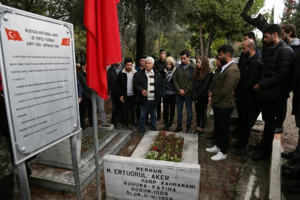 Kahraman topçu yüzbaşı, mezarı başında anıldı