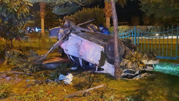 Takla atan otomobilde sıkışan sürücü kurtarıldı