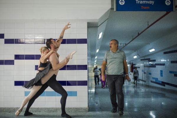 Baleyi, tramvay istasyonlarına taşıdı