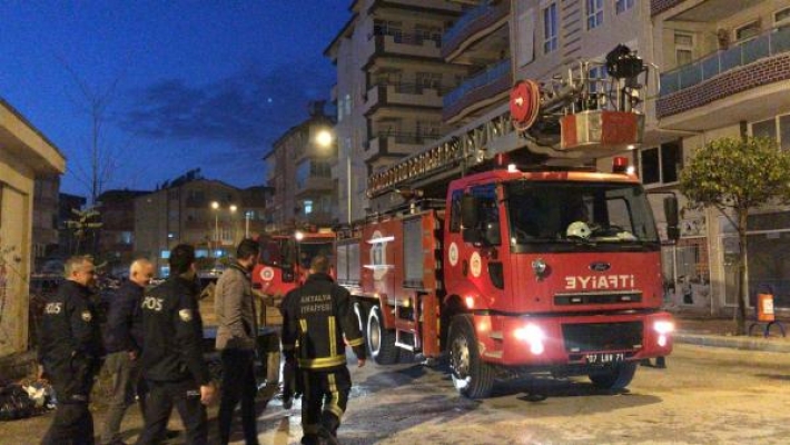 Balkonda yakılan mangal itfaiyeyi alarma geçirdi