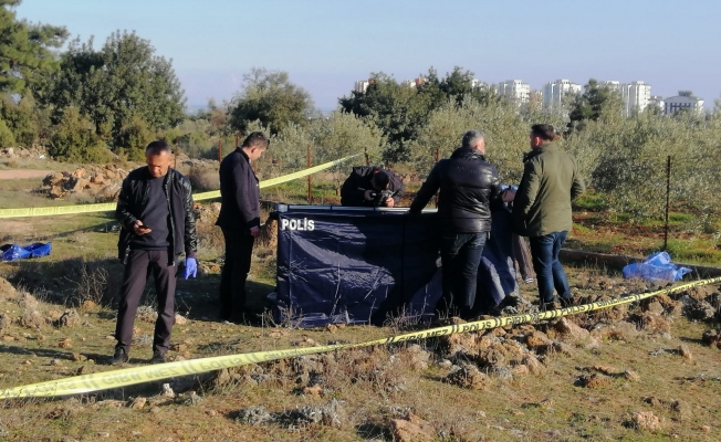 Boş arazide erkek cesedi bulundu