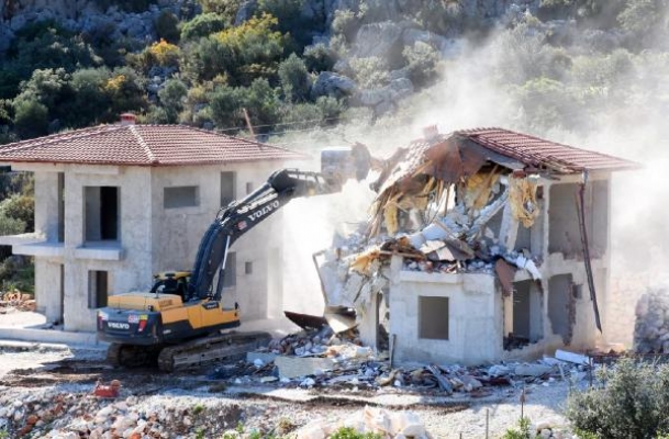 4 kaçak villa yıkıldı