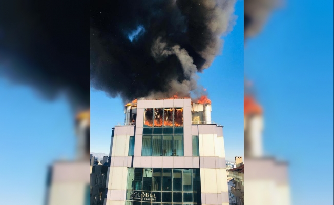 İş merkezinin çatı katında yangın