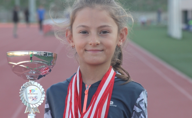 9 yaşında Türkiye Tenis Şampiyonu oldu