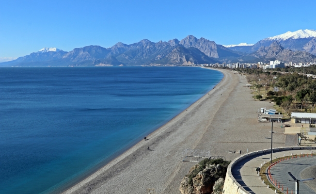 Antalya’da hava sıcaklığı 5 dereceye kadar düştü, sahil ve sokaklar boşaldı