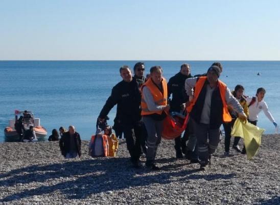 Boğulma tehlikesi geçiren kişiyi deniz polisi kurtardı