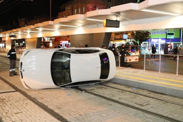 Kontrolden çıkan otomobil, tramvay durağına daldı