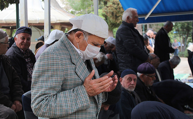  Cuma namazında camiler doldu taştı