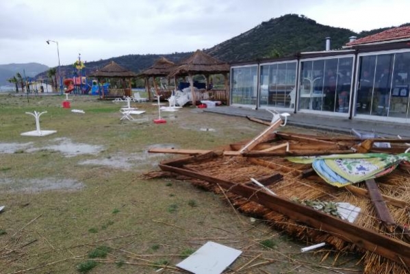 Fırtına sahildeki büfe ve seralara zarar verdi