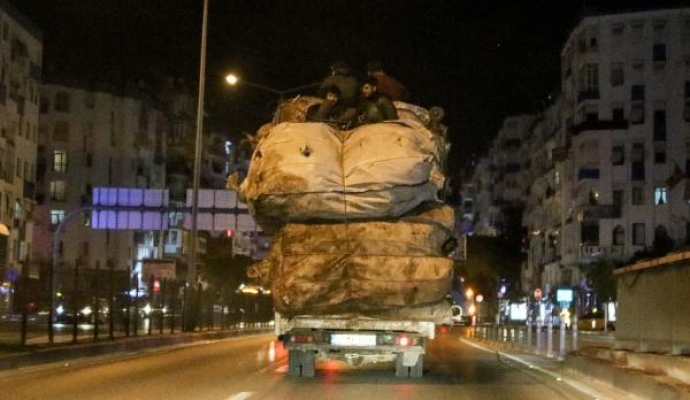 Kamyonet üzerinde tehlikeli yolculuk