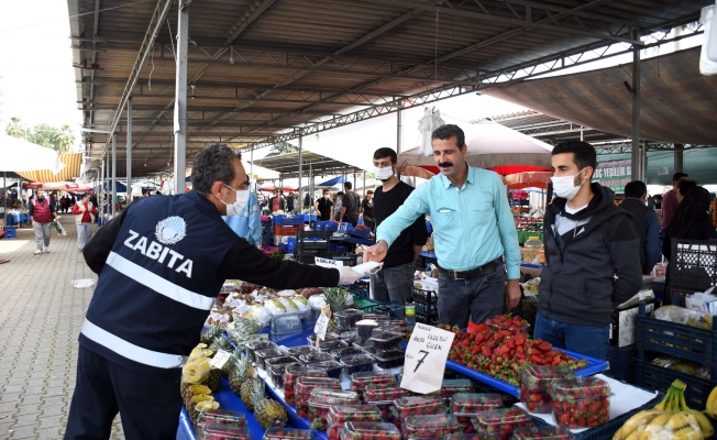 Kemer pazarlarında maske dağıtıldı