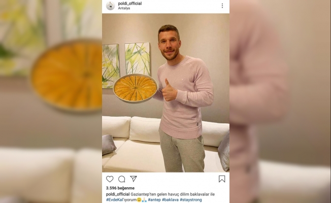 Podolski'den Gaziantep baklavasıyla 'evde kal' çağrısı