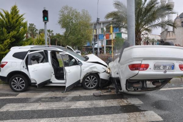 Sivil polis aracı ile otomobil çarpıştı