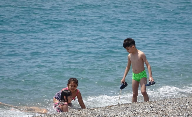 Alanya'da çocuklar 4 saatlik iznin keyfini denizde çıkardı