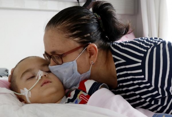 ALD hastası Mahmut Ali'nin gözü kulağı annesi