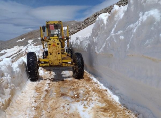 Antalya'da, 10 metrelik karla kaplı yayla yolu açılıyor