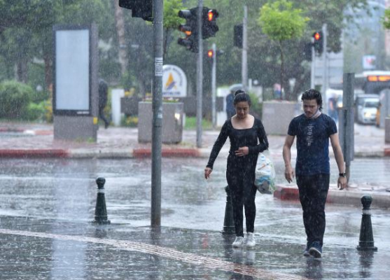 Antalya'da vatandaşlar, yağmura hazırlıksız yakalandı