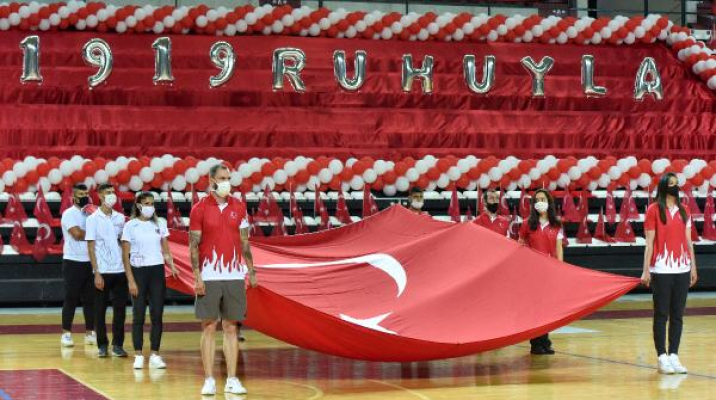 Milli sporcular 19.19'da Türk bayrağı açtı