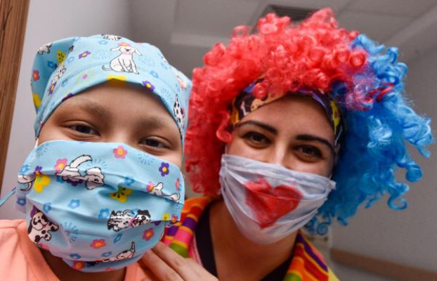 Palyaço kostümlü hemşireler kanser hastası çocukları eğlendirdi