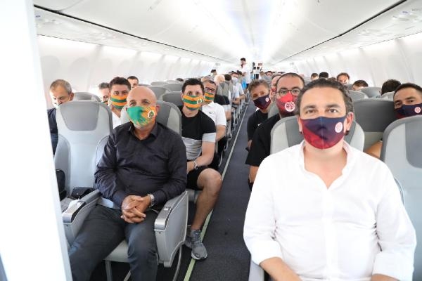 Alanyaspor ve Antalyaspor aynı uçakta İstanbul'a yola çıktı