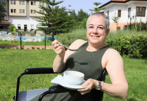 Kas hastası kadının kaşıkla çorba içme sevinci
