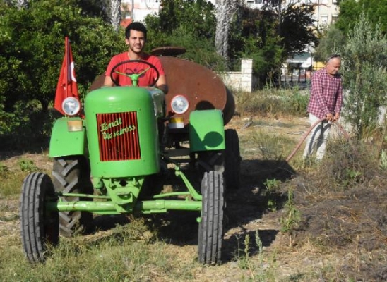 Dede yadigarı 70 yıllık traktörü çürümekten kurtardı