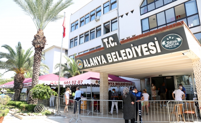 Alanya Belediye binası önünde hizmet çadırı kuruldu