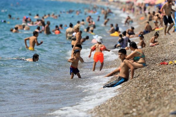 Antalya'da hissedilen sıcaklık 47derece; sahiller doldu