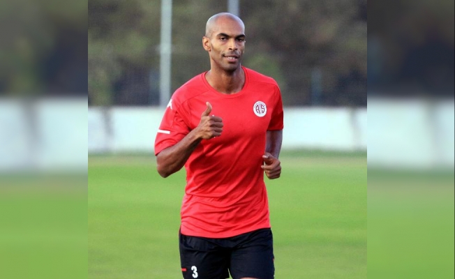 Antalyaspor'un yeni transferi Naldo ilk antrenmanına çıktı