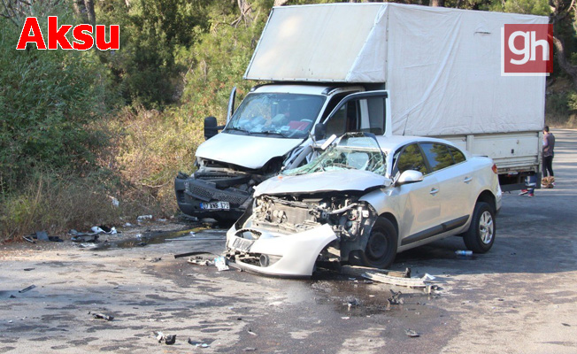 İşçileri taşıyan kamyonet ile otomobil çarpıştı: 19 yaralı