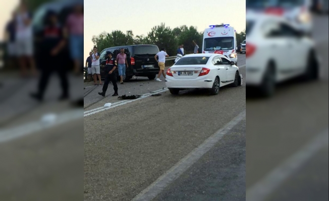 Minibüsle otomobil çarpıştı: 1 yaralı Minibüsle otomobil çarpıştı: 1 yaralı