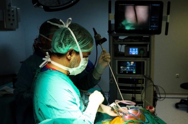 Türkiye'de ilk, dünyada 3'üncü kez uygulanan ameliyat ile 1 günde ayağa kalktı