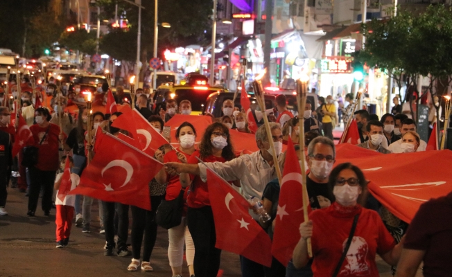 Antalya'da meşaleli cumhuriyet yürüyüşü