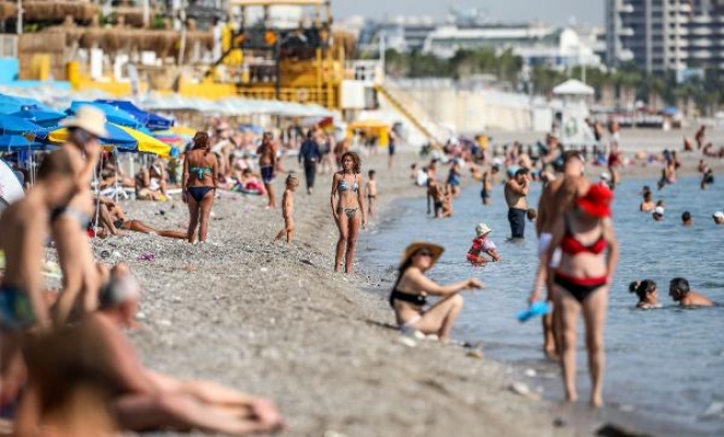 Hava sıcaklığı 29 dereceyi buldu, Konyaaltı Sahili doldu