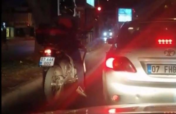 Objektife takılan motosikletlinin dansı!