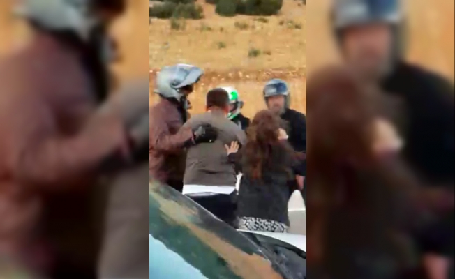 Otomobil sürücüsünü çocuklarının gözü önünde dövdüler
