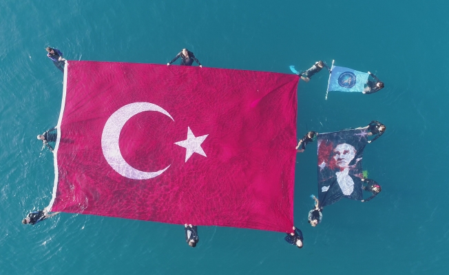 Ata'yı denizde açtıkları 54 metrekarelik bayrakla andılar