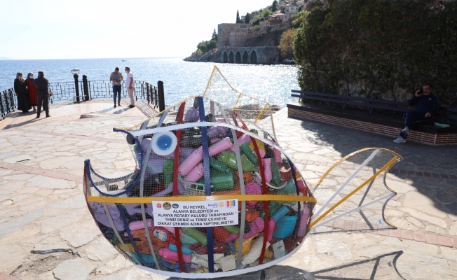 Denizden çıkartılan atıklarla balık heykeli yapıldı