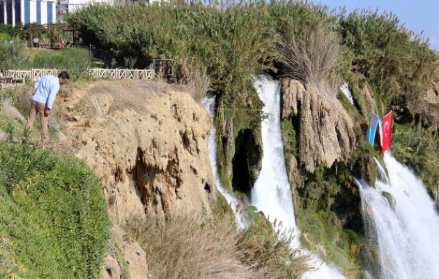 Fotoğraf çekinmek için hayatlarını tehlikeye atıyorlar