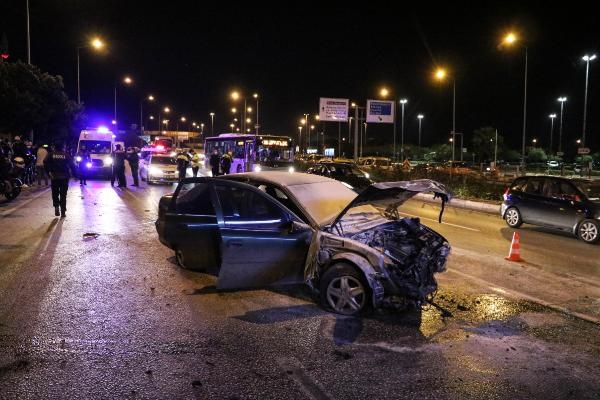 Kontrolden çıkan araç kaldırımdaki yayaya çarptı