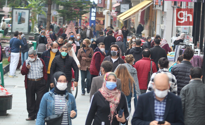 Girişin sınırlandırıldığı caddede tehlikeli yoğunluk