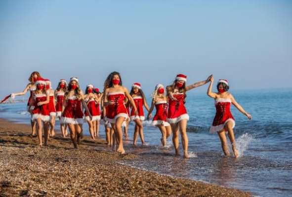 Noel annelerden maskeli, kalpli sağlık mesajı