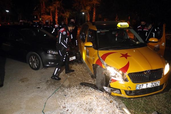 'Öldürecekler beni' diyerek taksi çaldı, kaza yapınca yakalandı